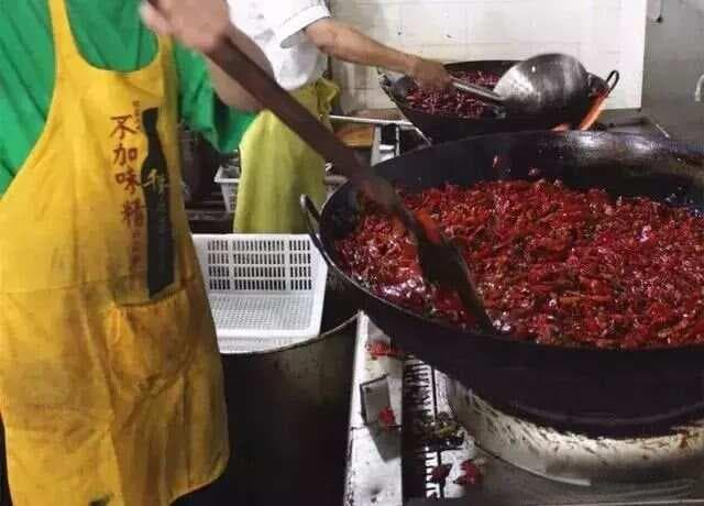 半月一炒的老料，十步成菜的美味：川渝柴火鸡制作全攻略