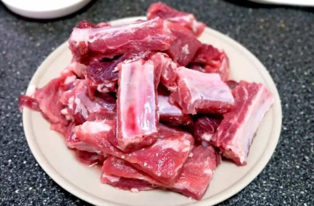 为啥排骨焯水后又腥又柴？大厨独家秘诀公开，3招让排骨鲜嫩多汁