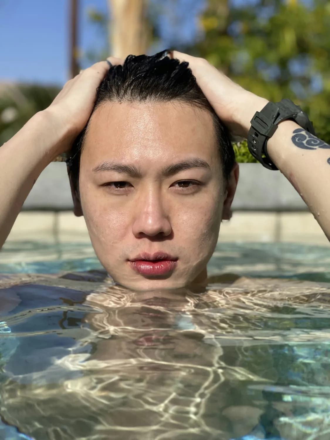 王鹤棣素颜照引热议：真实还是瑕疵？网友反应两极分化
