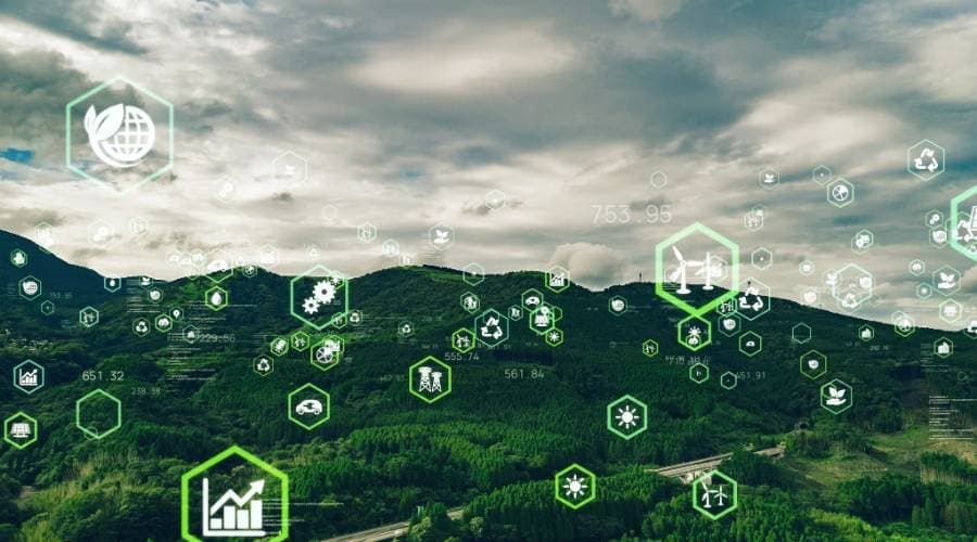 光纤电缆与传统铜缆相比，在传输性能和应用场景上有何优势？