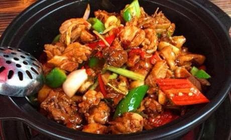 重庆烧鸡公与鸡公煲的独特做法及秘制酱料配方全解析