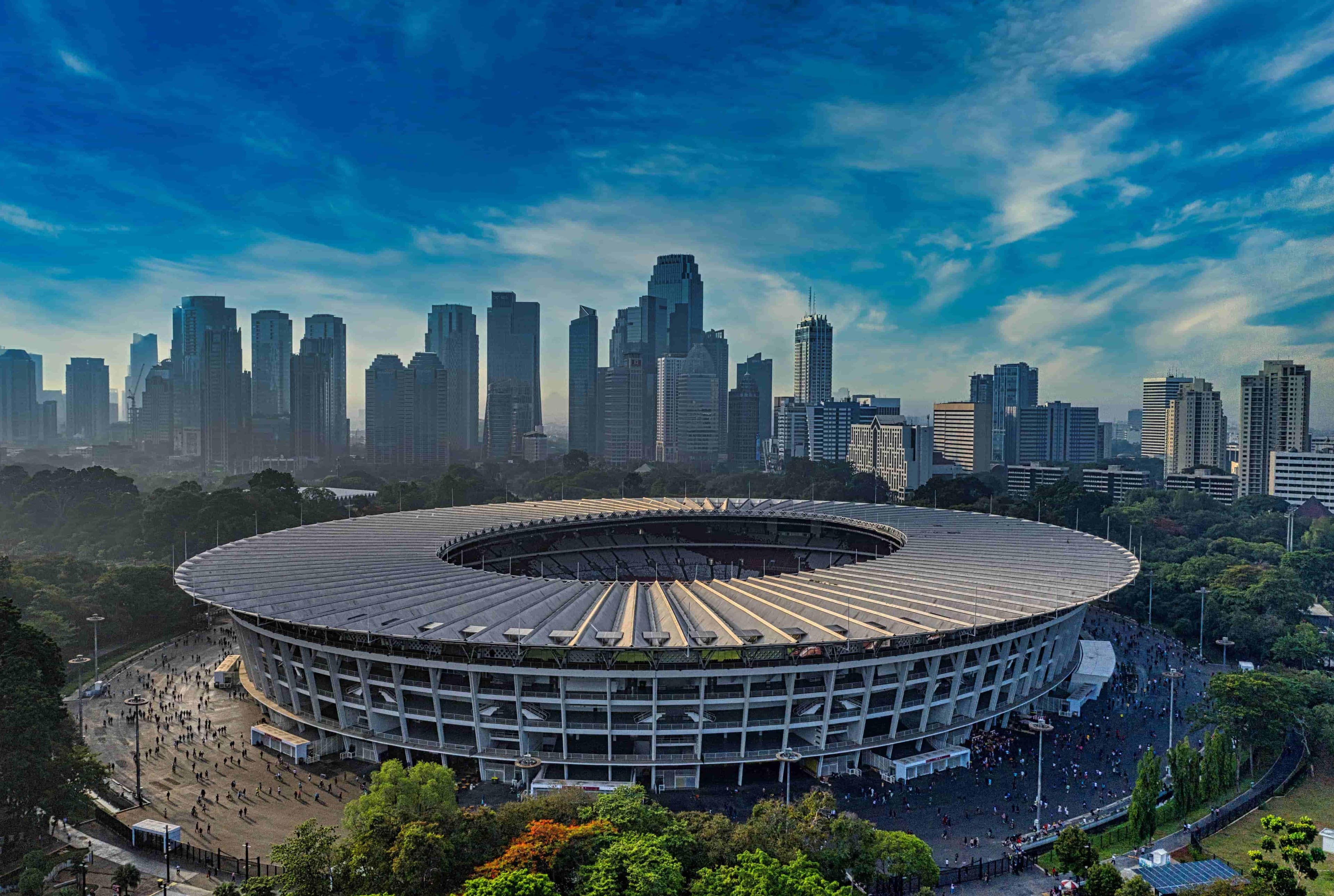 “Stadium：承载回忆与激情的多功能场所解读”