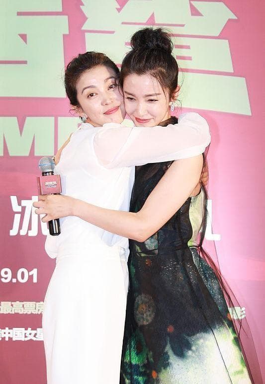 李冰冰和妹妹李雪的裙子对比：不同风格裙子的搭配技巧