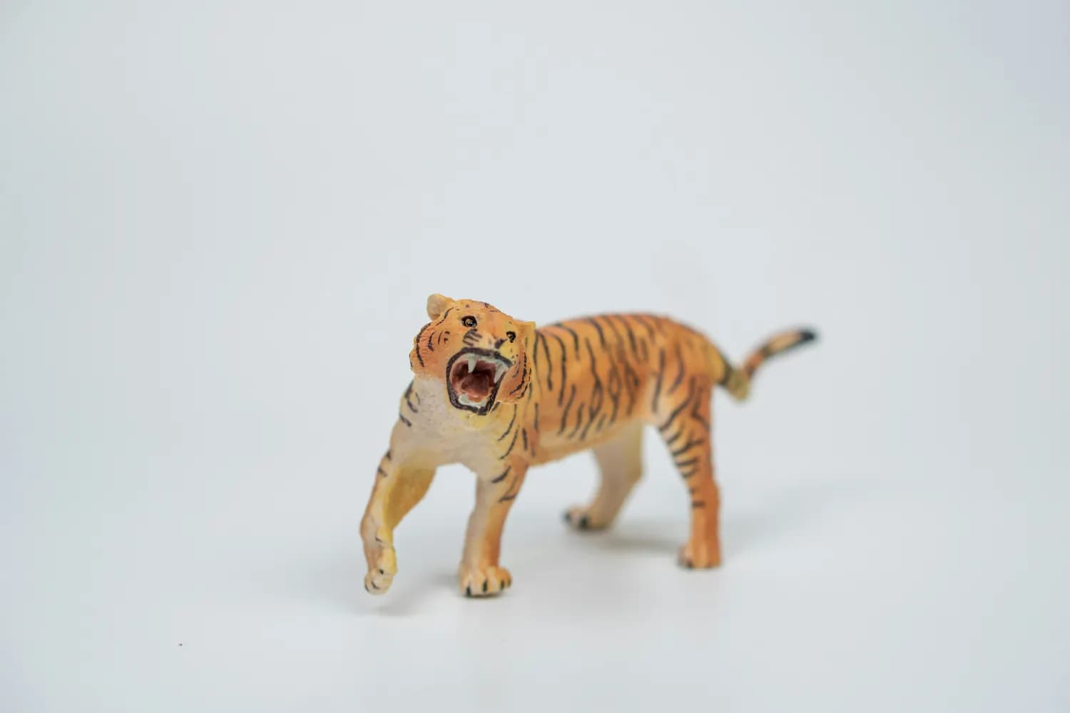 Tiger Q版 vs T-34坦克模型：谁才是收藏界的王者？