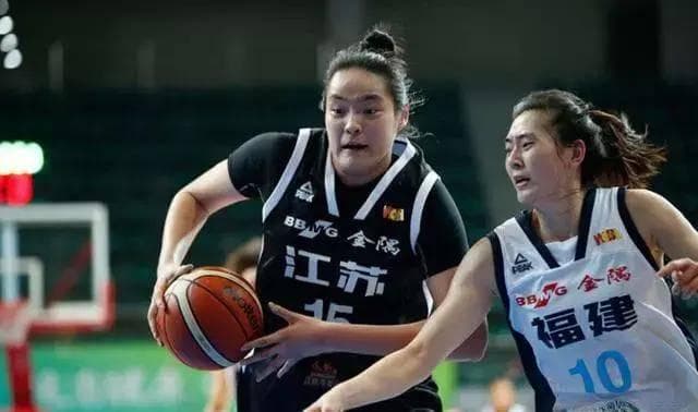 26投轰52分17板！许晨妍两战打嗨了：她才是女篮第三中锋？