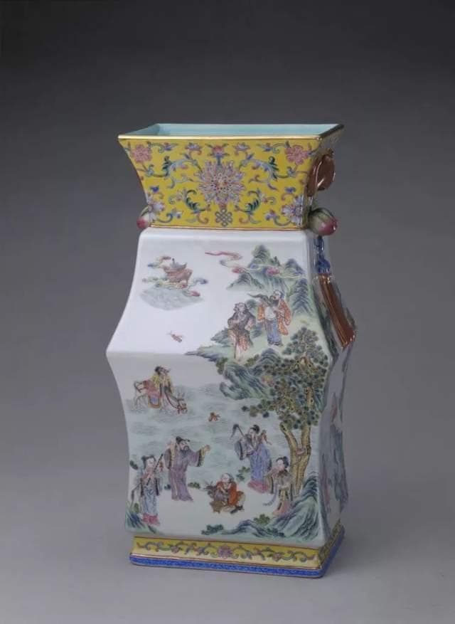 乾隆粉彩满花瓷方瓶亮相镇江博物馆 展现清代瓷器工艺巅峰