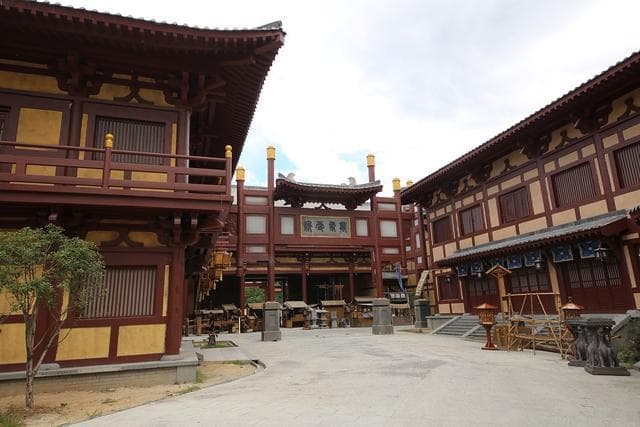 横店影视城：全球最大影视基地，与象山影视城共推中国影视繁荣
