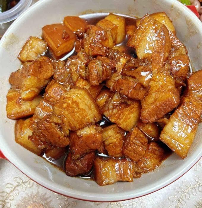 红烧肉：醇香软糯，酱香浓郁