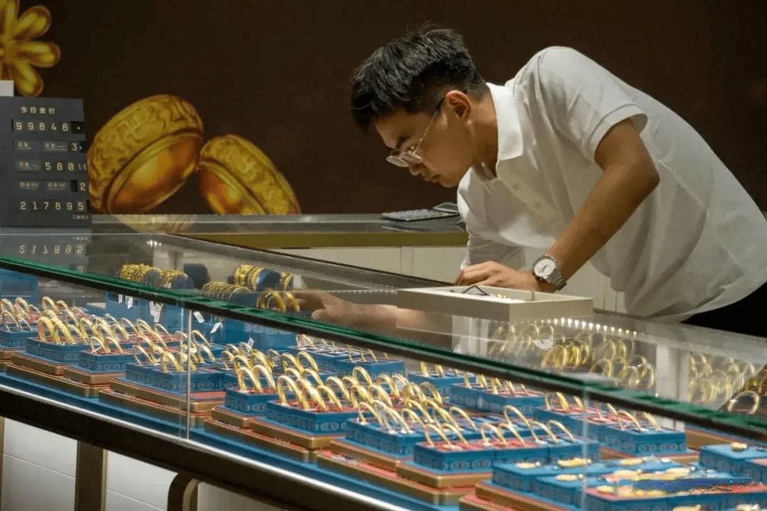 中国黄金、老凤祥等被约谈！金价狂飙，消费者犯难：买金？卖金？
