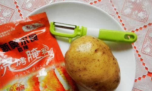 如何制作美味田园薯片（用新鲜土豆轻松制作，让口感更健康可口）