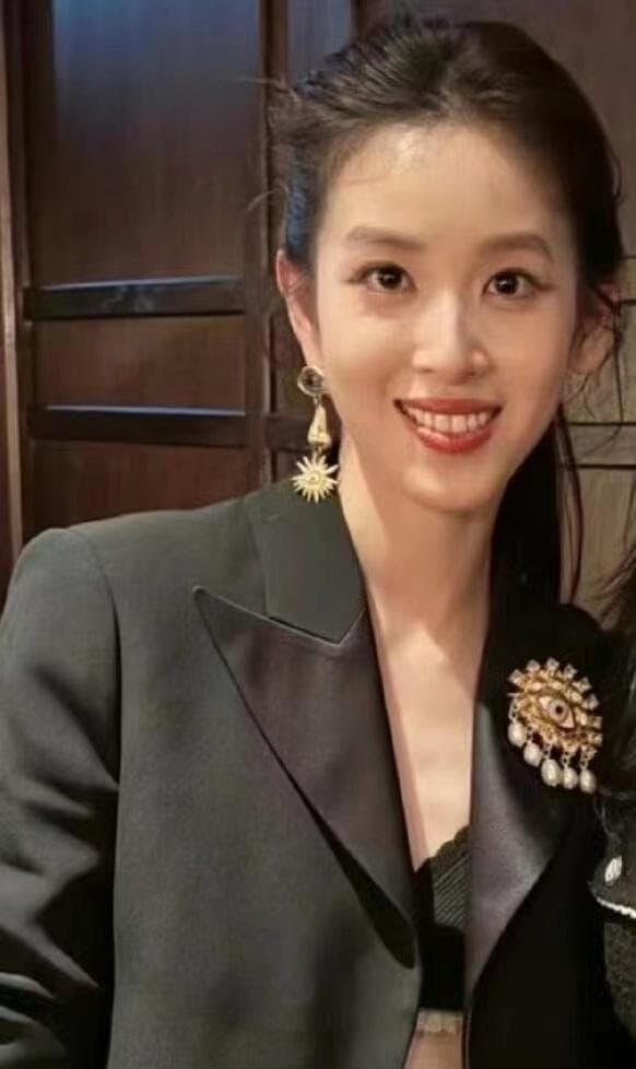 造型师为章泽天澄清胸针争议，胸针是法国品牌