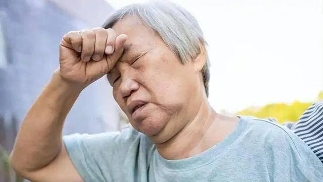 头晕头胀预示着高血压并发症出现？医生：出现这几个症状要警惕！