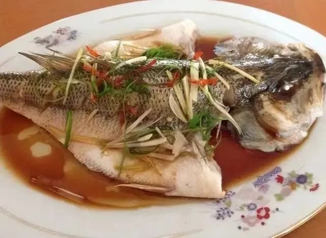鲈鱼究竟有什么营养价值？医生提醒：鲈鱼虽好，但这4种人要少吃
