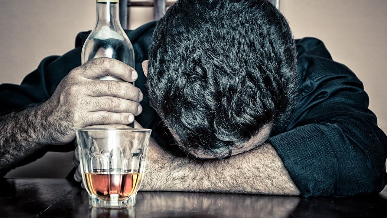 吃一片安眠药喝酒会死人吗 吃了安眠药可以喝酒吗
