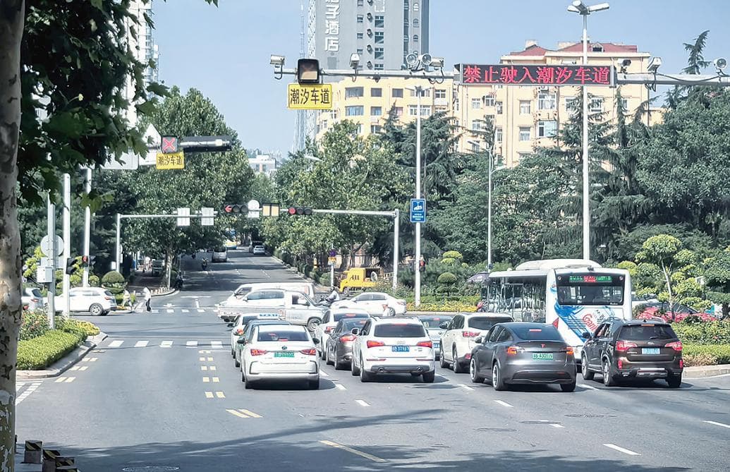 青岛交警部门通过智慧化管理措施，提升早晚高峰通行效率