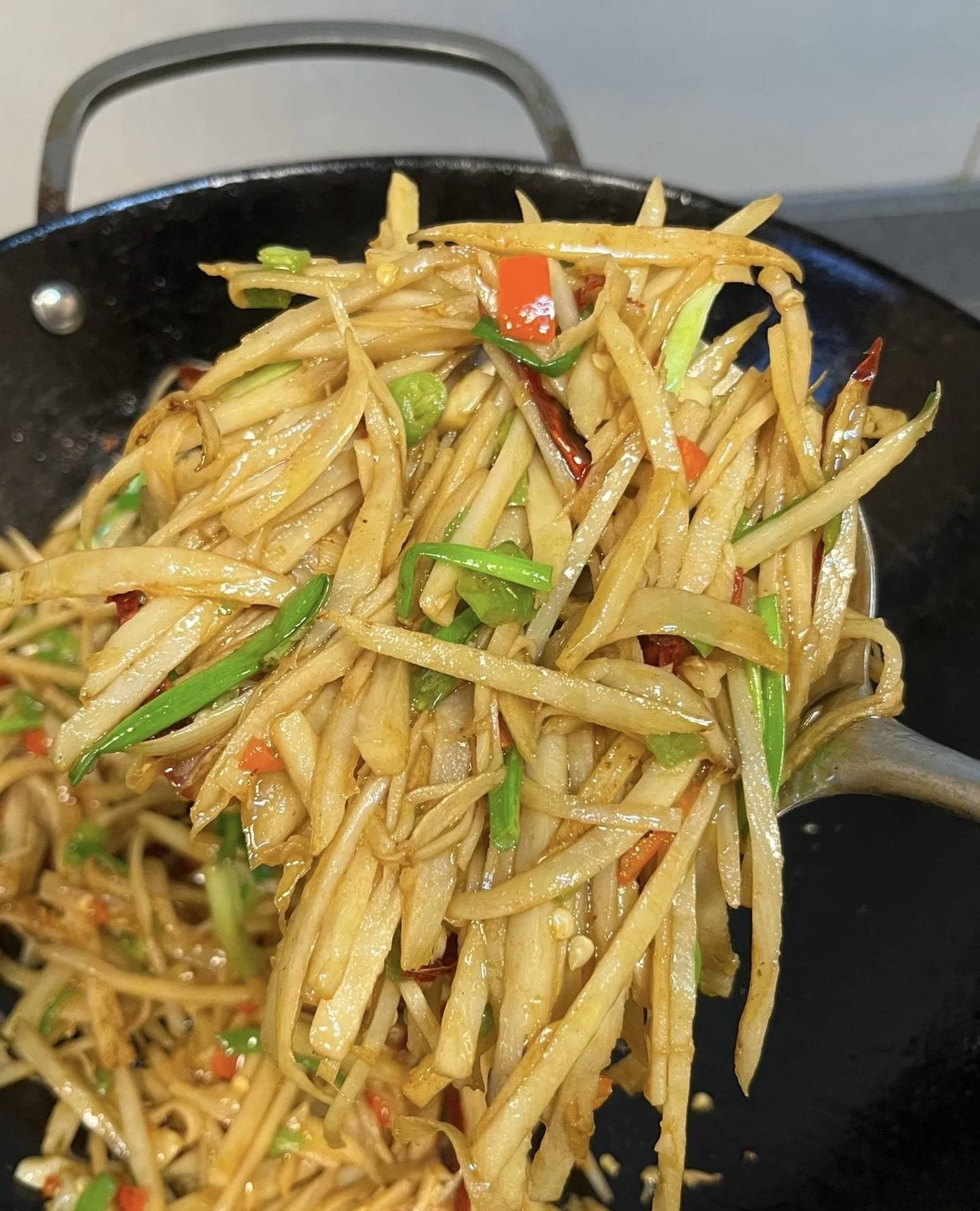 清新爽脆，健康美味——在家轻松制作炝炒莲藕丝