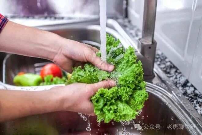蔬菜清洗全攻略：正确方法与常见误区解析