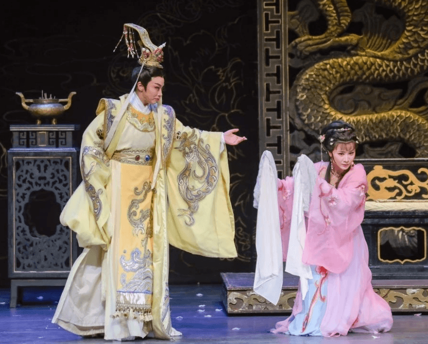 行走双层通透舞台，汇集越剧主要流派——《甄嬛》演员们揭秘幕后趣事