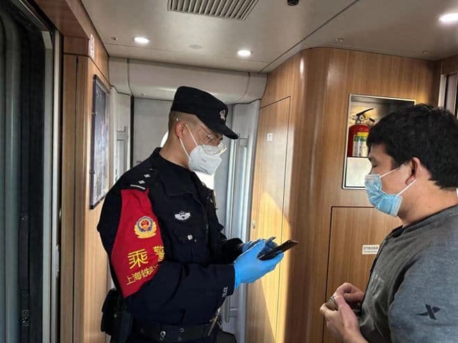 大同到上海列车沦为 “闹剧现场”：母女霸占座位拔刀威胁乘警