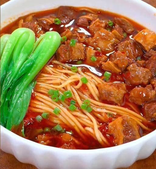 家庭版牛肉面制作：热水去腥，精准调味，三步做出地道美味