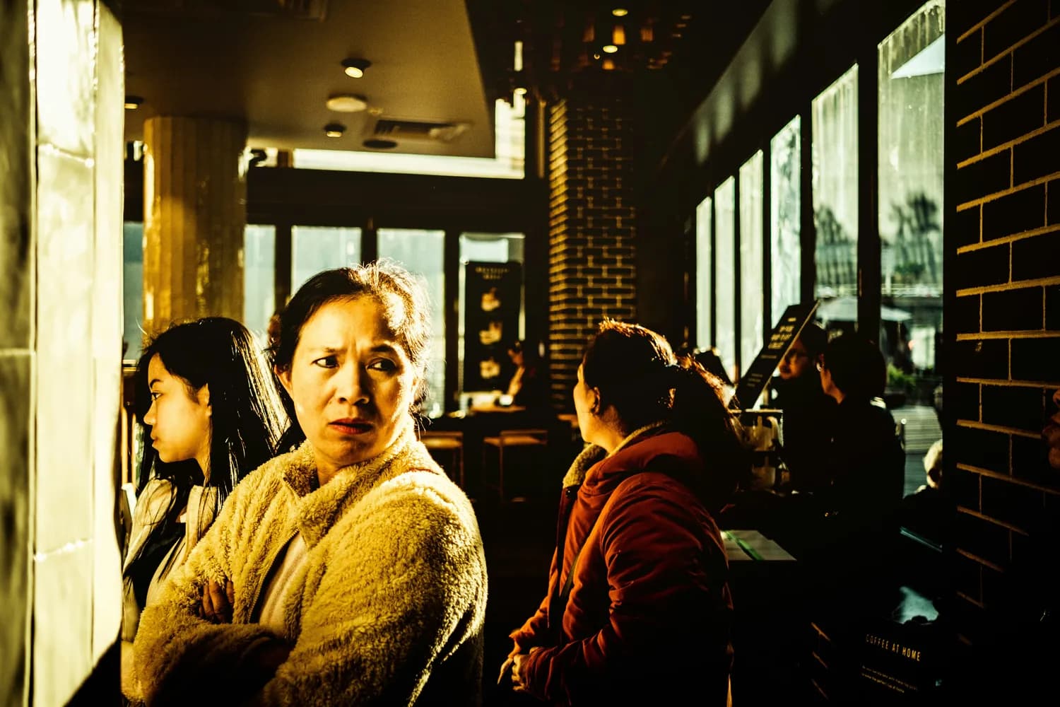 《黑炮事件》中的女性形象：物化还是社会批判？