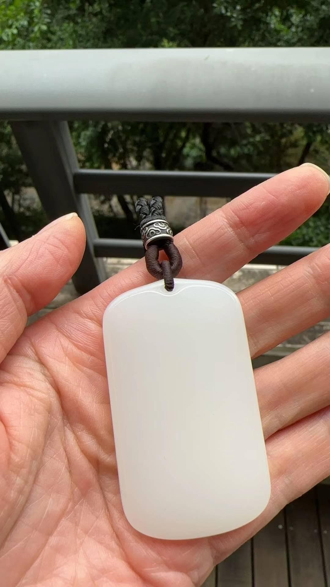 羊脂玉无事牌：承载千年文化的平安符