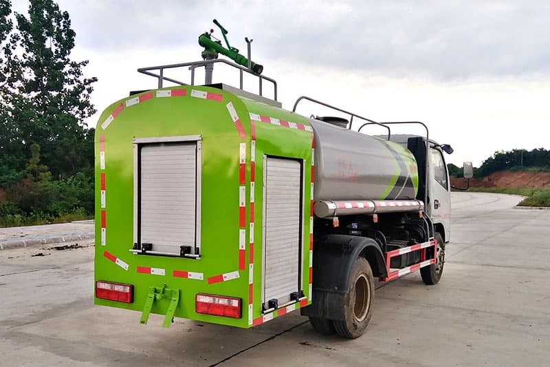 洒水车VS消防车：功能与应用的全面解析