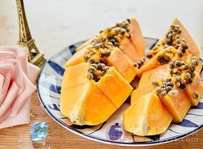 木瓜的功效与食用方法：从调节肠胃到美容护肤