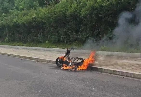 网购二手非法改装电动摩托车 刚提车就自燃