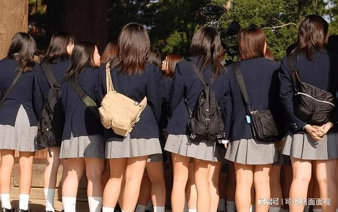 日本学校女生 “光腿” 奇观：寒潮来袭，为啥校规仍禁止穿裤袜？