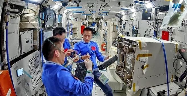 空间站内，四季如春！太空种菜，绿色健康！太空健身，形式多样！