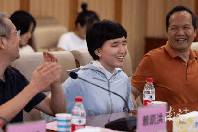 广东全盲考生彭香香将如何在大学生活？一场特殊会面传递“爱的接力棒”
