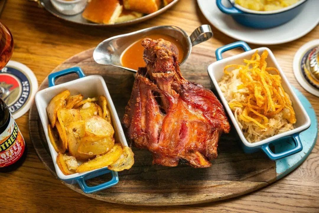 德式烤猪肘：经典德国美食的完美呈现