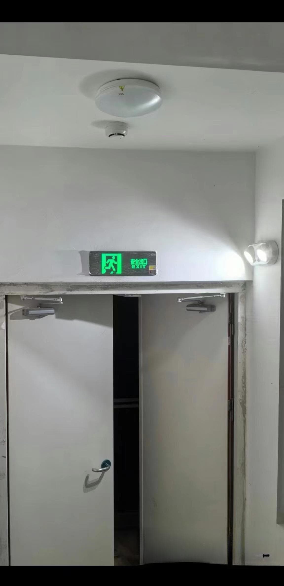 应急疏散标志灯尺寸规格选择：室内高度还是安装高度？