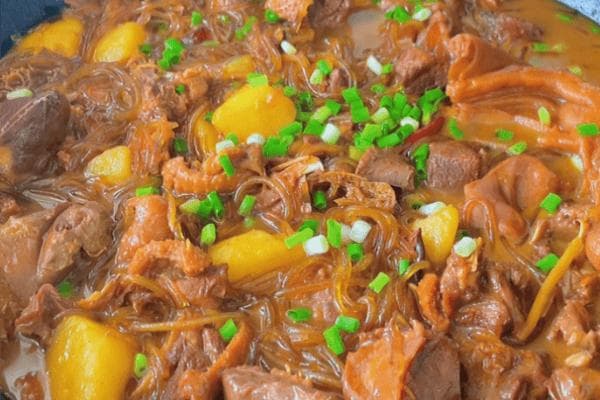 铁锅炖大鹅，独特的香气、鲜美的肉质、浓郁的汤汁，深受大家喜爱