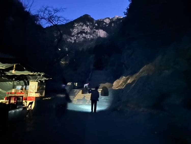 攀登，歇脚，再出发——记者跟随泰山挑山工送货