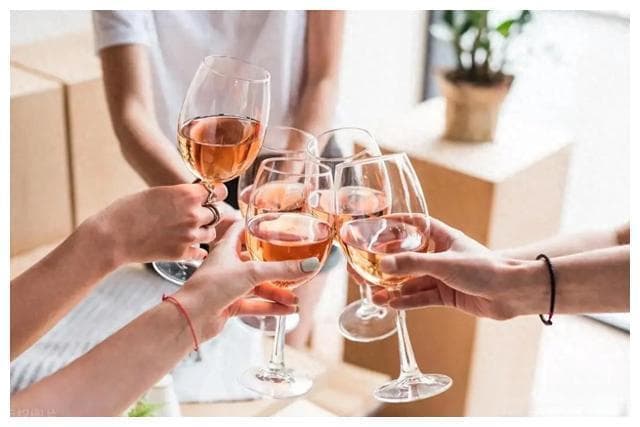 9个高情商敬酒话术，让别人对你刮目相看