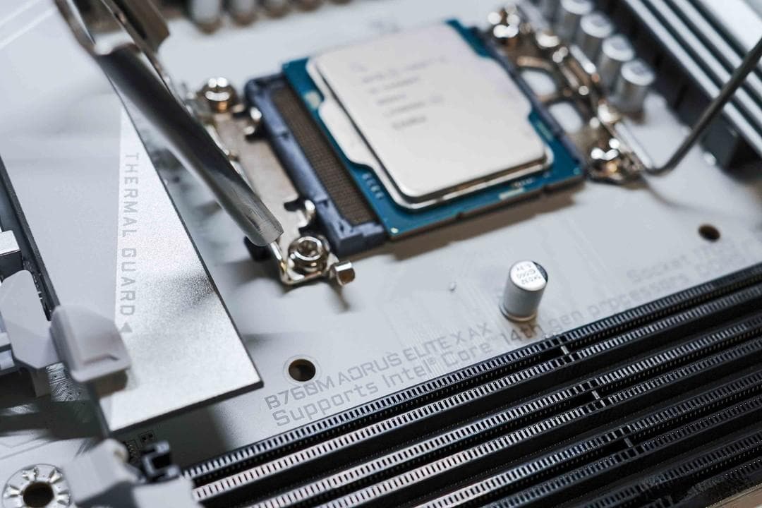技嘉B760主板降压超频教程：轻松解决K系列处理器高温问题