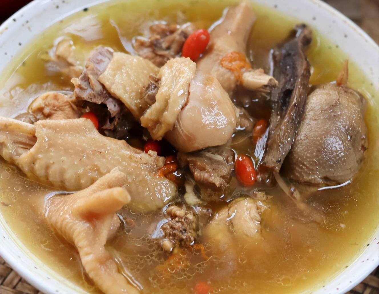 白芷小茴香等香料炖鸡效果好，焯水反而无用