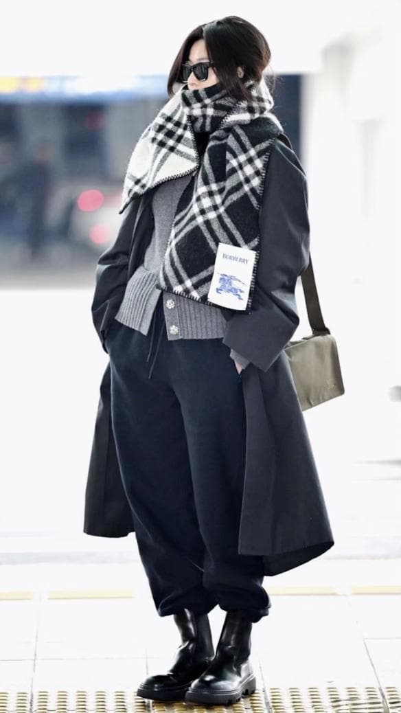 2025年冬季靴子穿搭指南：如何把裤子扎进靴子里
