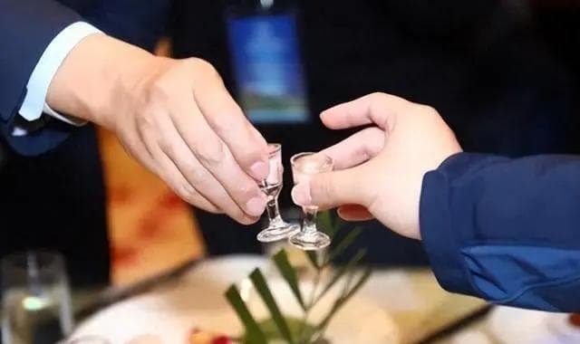 敬酒词的艺术：两句话让全场刮目相看