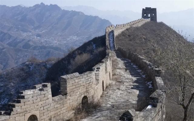 长城距今两千多年，为何从不倒塌？原来秦始皇用了一个残忍的方法