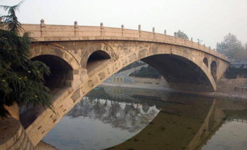 中国古代桥梁建筑技术与设计是如何展现古人智慧？