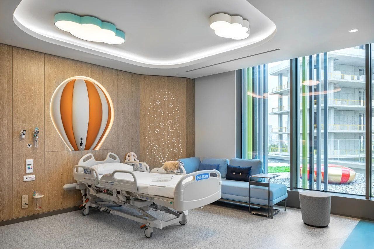 以医院文化为魂，以医院软装为形，构建有温度的就医体验
