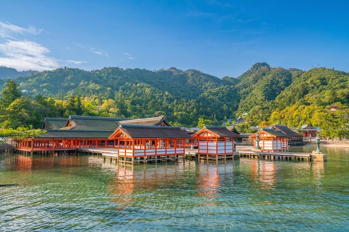 探访雄伟的严岛神社：通往广岛永恒之美的大门