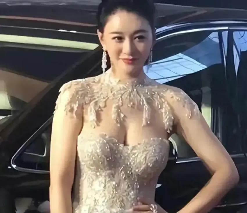 李小冉红毯造型美炸天，网友直呼"人间富贵花"