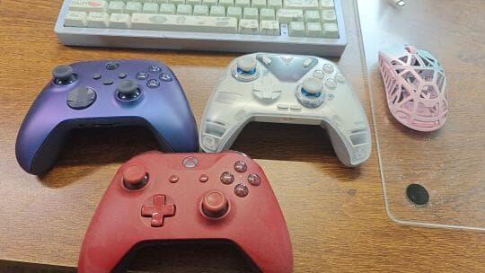 选择哪种PC游戏手柄？详细解析Xbox与PS5优劣比较