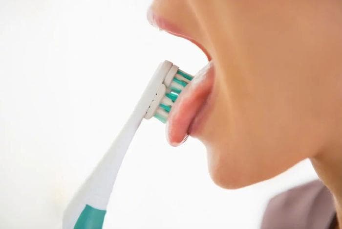 口腔科医生建议：刷牙时别忘了刷舌苔