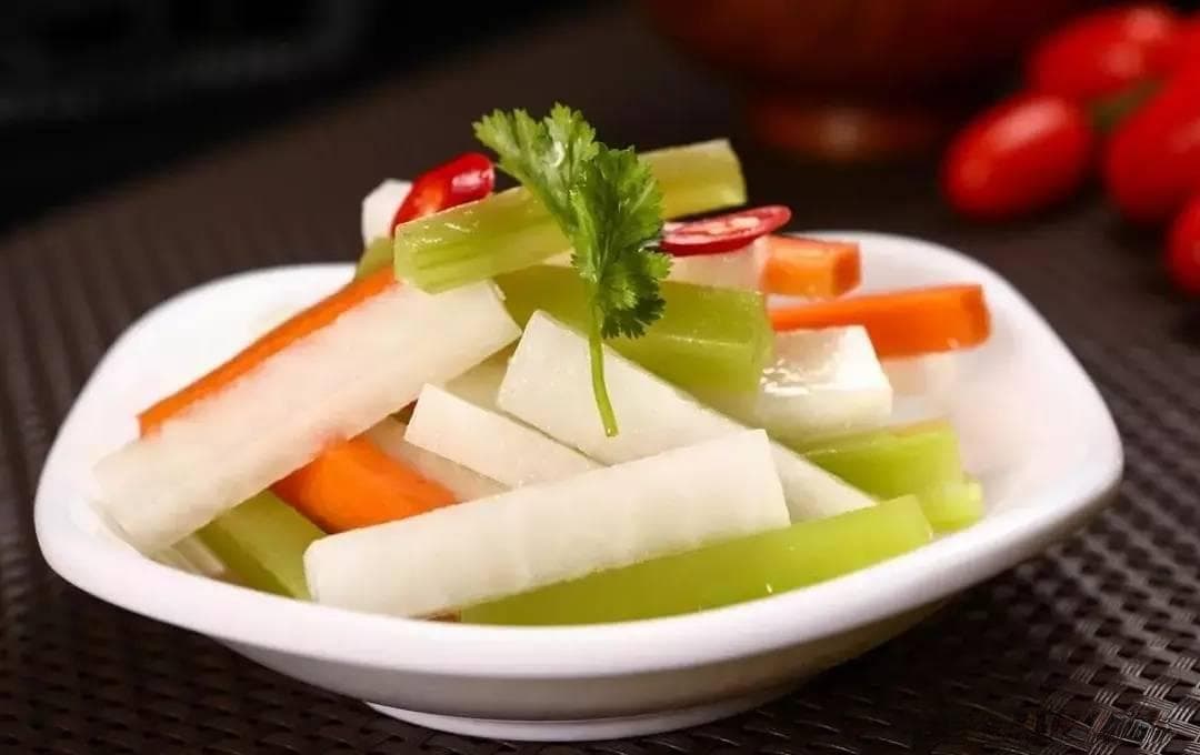 四川泡菜制作技巧：六大关键要点确保泡菜水清澈口感脆嫩