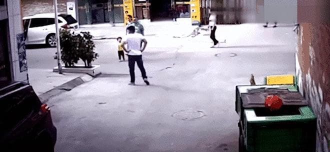 碰到人贩子怎么办？妈妈反其道而行，一句“我认识你”，救了孩子